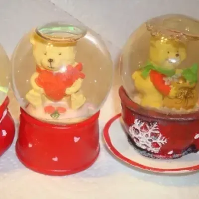 lot de 2 boules à neige plus 1 gratuite(celle forme tasse donnée en l'état )